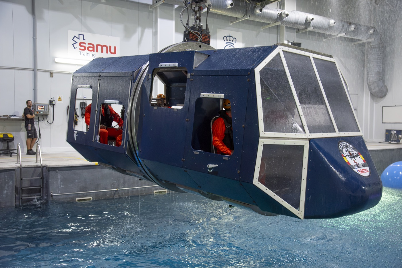 Simulador HUET cabina invertida en Base Naval de Rota para bomberos