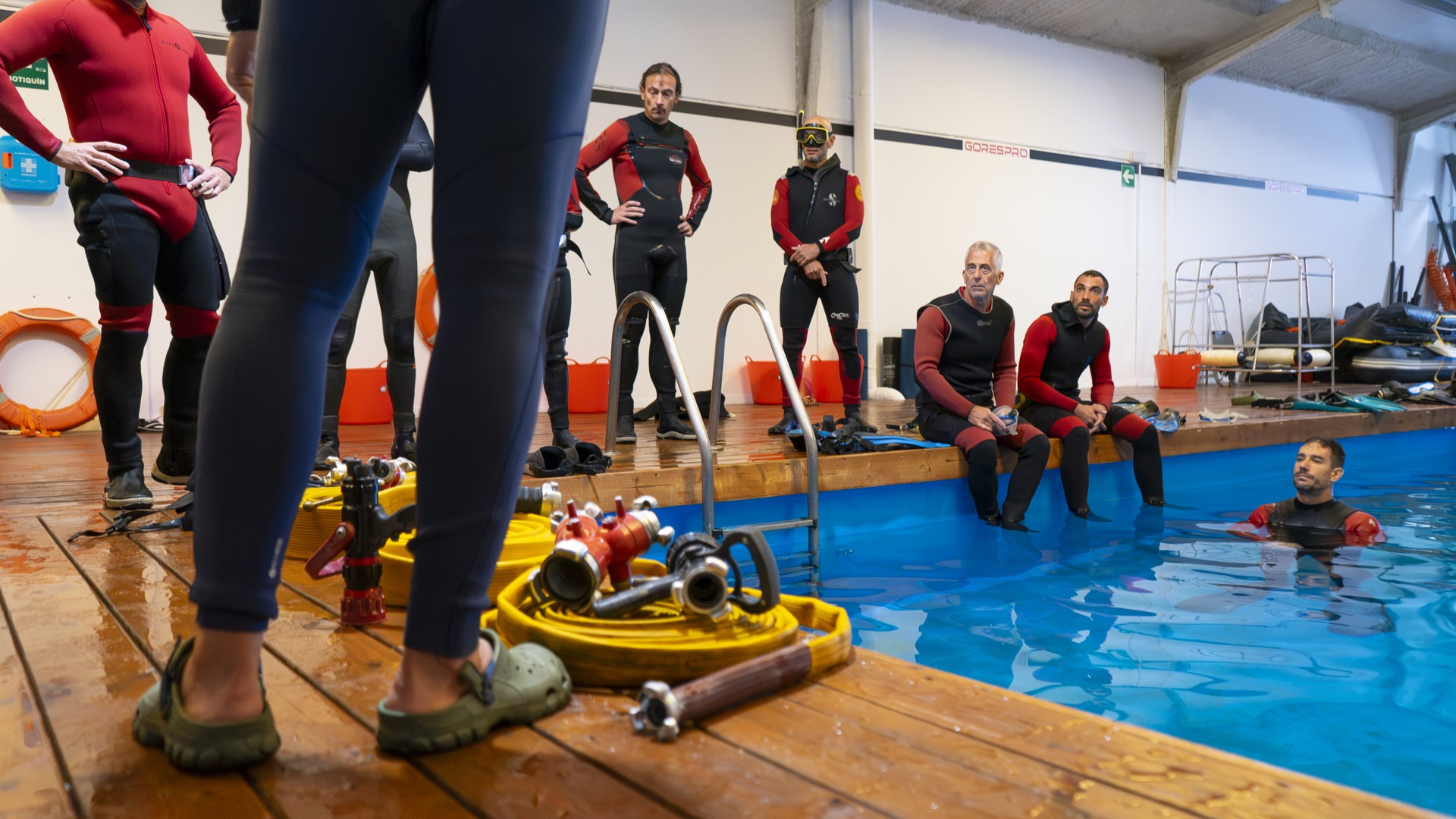 Sesión de meditación y regulación respiratoria táctica en borde de piscina