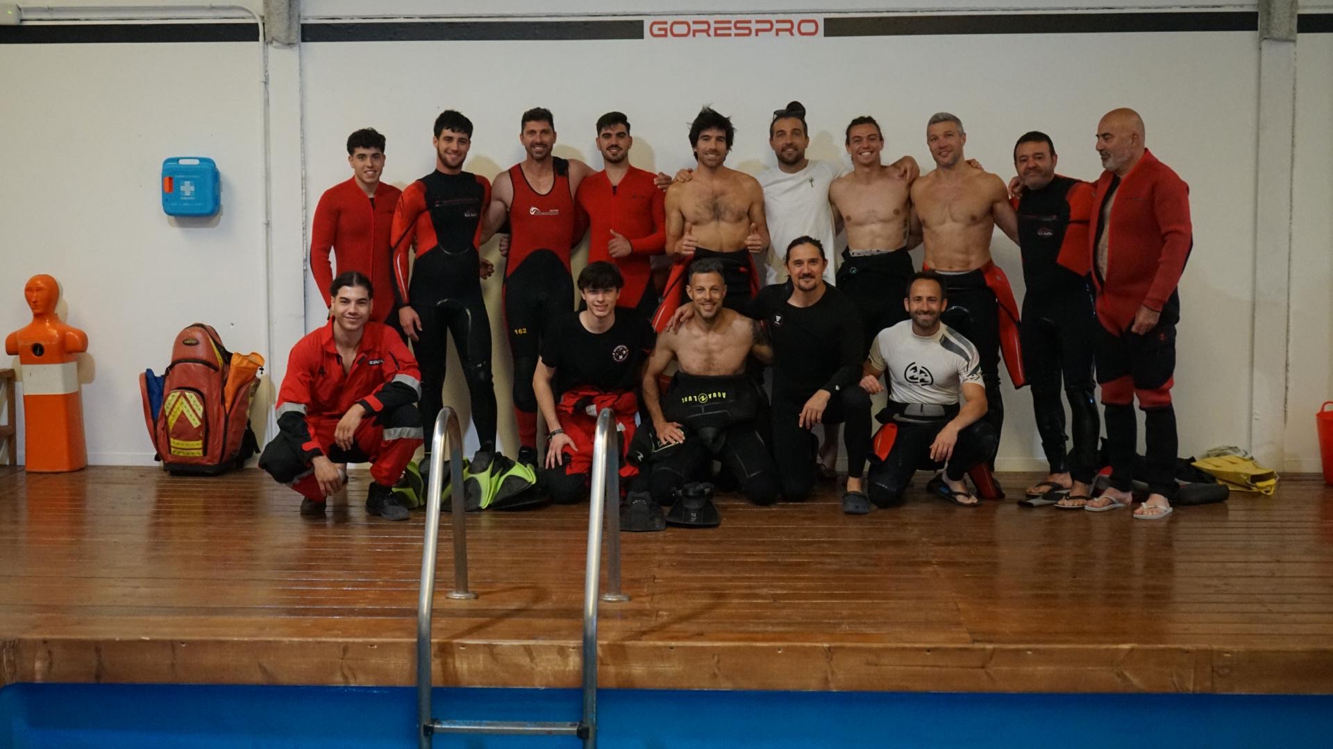 Grupo de participantes y equipo directivo en formación corporativa de gestión del estrés