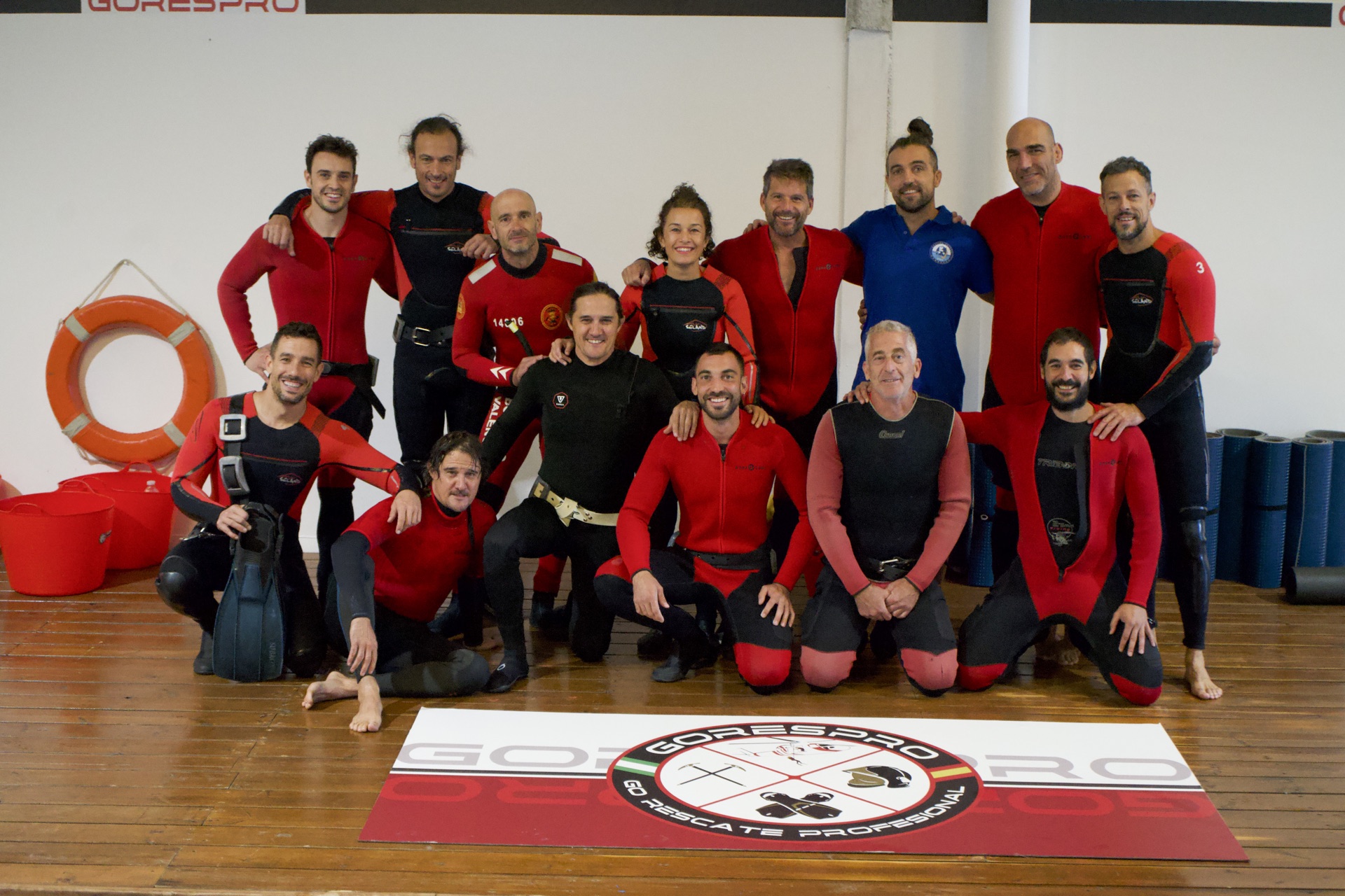 Grupo de bomberos en formación de apnea táctica en GORESPRO Sevilla